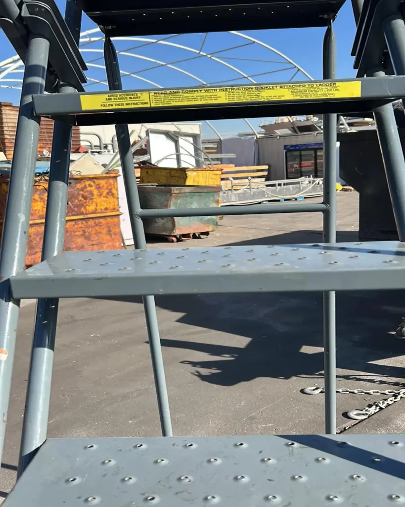 BALLYMORE 5 STEP ROLLING LADDER(10)