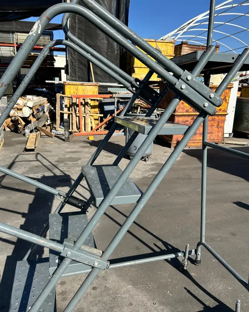 BALLYMORE 5 STEP ROLLING LADDER(3)